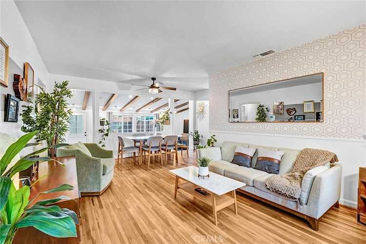 7758 Chimineas Ave, Reseda, CA 91335