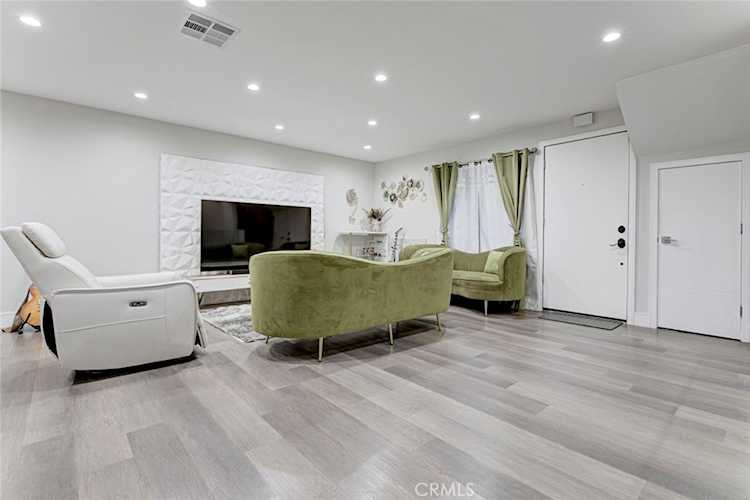 1881 Alpha Rd #17, Glendale, CA 91208