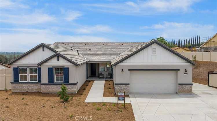 6079 Saddlehorn Ln, Jurupa Valley, CA 92509