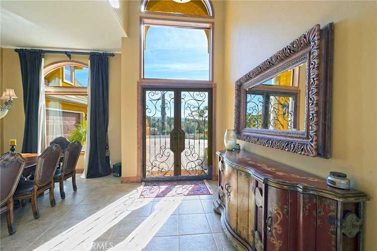38101 Via Lobato, Temecula, CA 92592