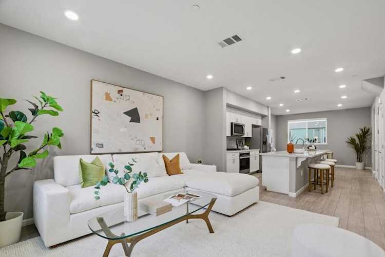 157 Llano De Los Robles Ave #4, San Jose, CA 95136