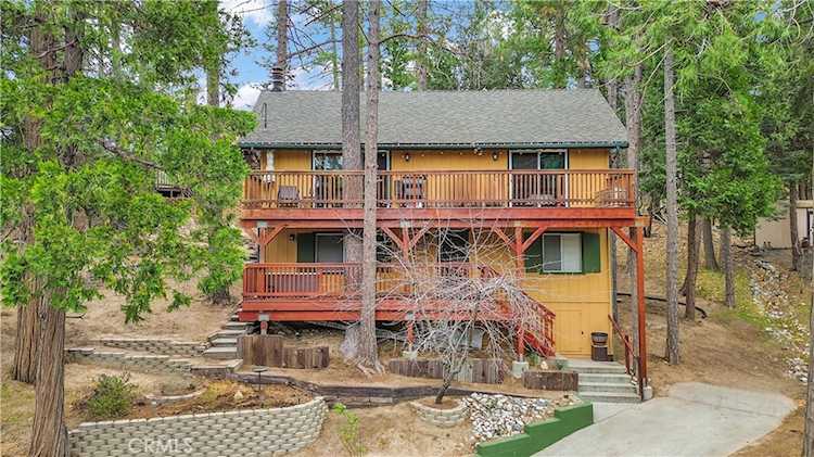 1044 Nesthorn Dr, Crestline, CA 92325