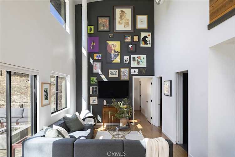 32945 Juniper Ln, Green Valley Lake, CA 92341