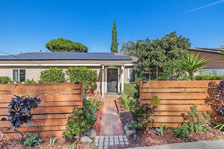 12736 Castle Court Drive, Lakeside, CA 92040