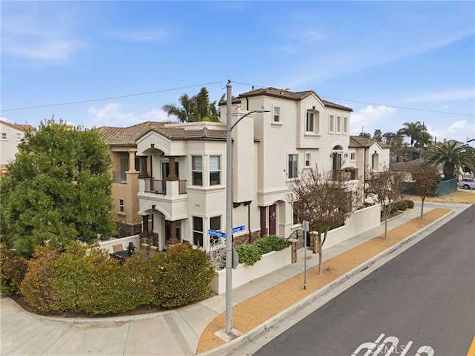 1202 Huntington St, Huntington Beach, CA 92648