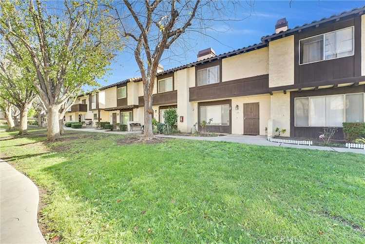 1077 Santo Antonio Dr #15, Colton, CA 92324