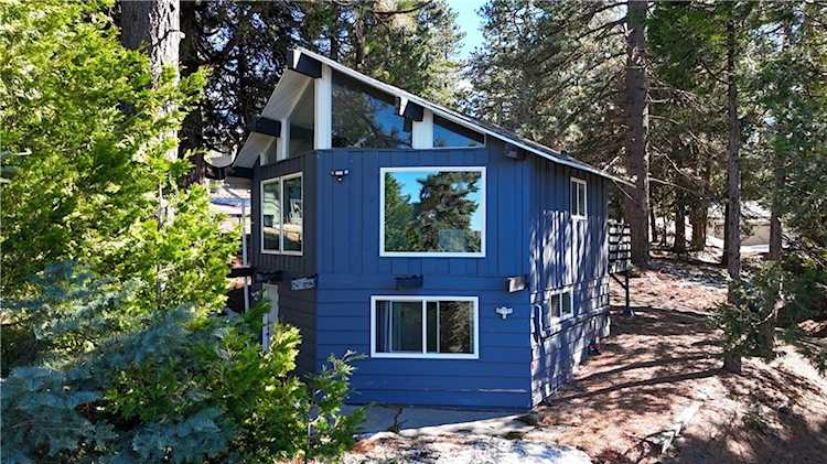 30904 Live Oak Dr, Running Springs, CA 92382