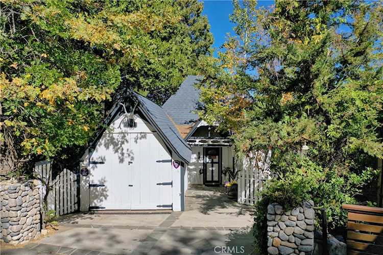 197 Rocky Point Rd, Lake Arrowhead, CA 92352
