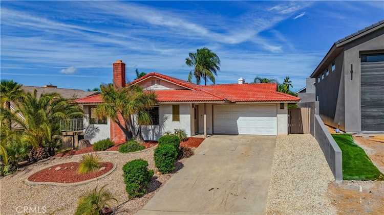 22082 Loch Lomond Dr, Canyon Lake, CA 92587