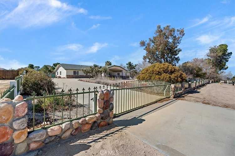 9860 Alta Mesa Ave, Phelan, CA 92371
