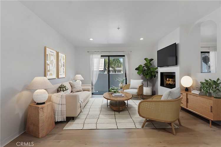 17735 Kinzie St #304, Northridge, CA 91325