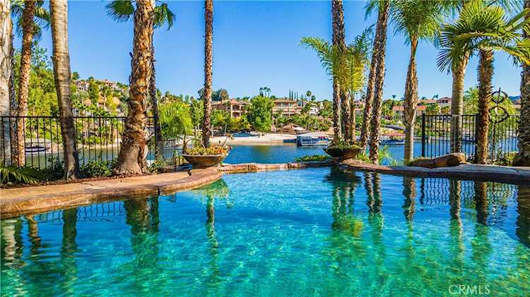 22166 W W San Joaquin Dr, Canyon Lake, CA 92587