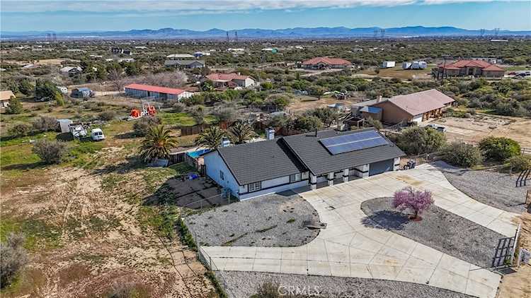 7426 Cedar St, Phelan, CA 92371