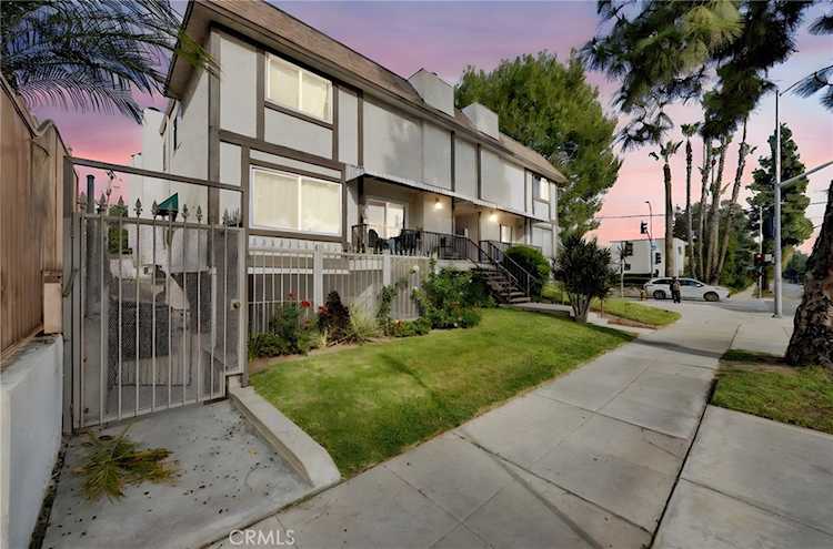 17303 Chatsworth St #4, Granada Hills, CA 91344