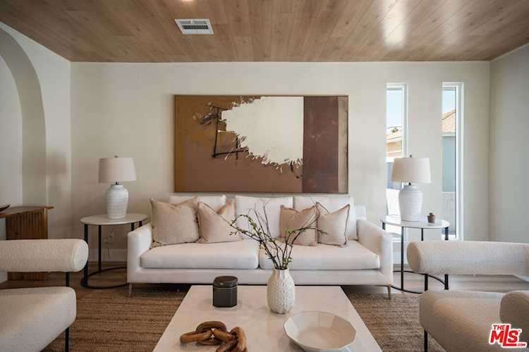 17643 Haynes St, Lake Balboa, CA 91406