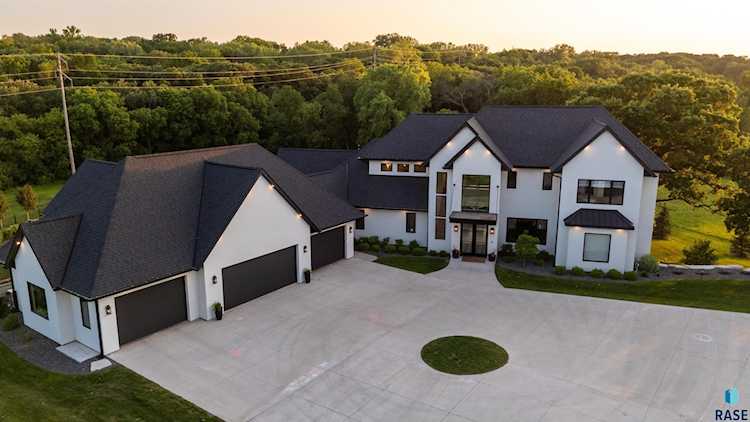 Front exterior of 1617 S Scarlet Oak Pl, Sioux Falls, SD