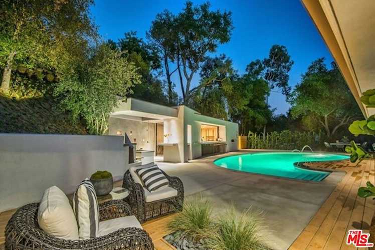 16957 Mooncrest Dr, Encino, CA 91436