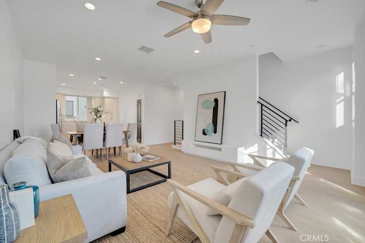 10832 W Riverton Ct, North Hollywood, CA 91602