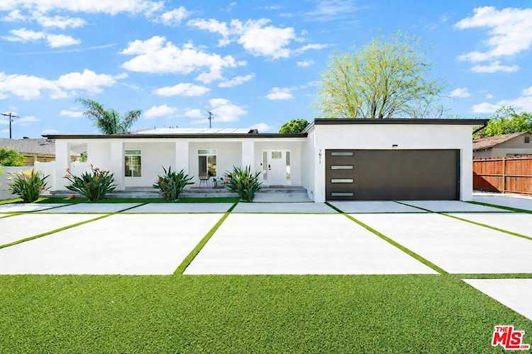 7911 Paso Robles Ave, Lake Balboa, CA 91406