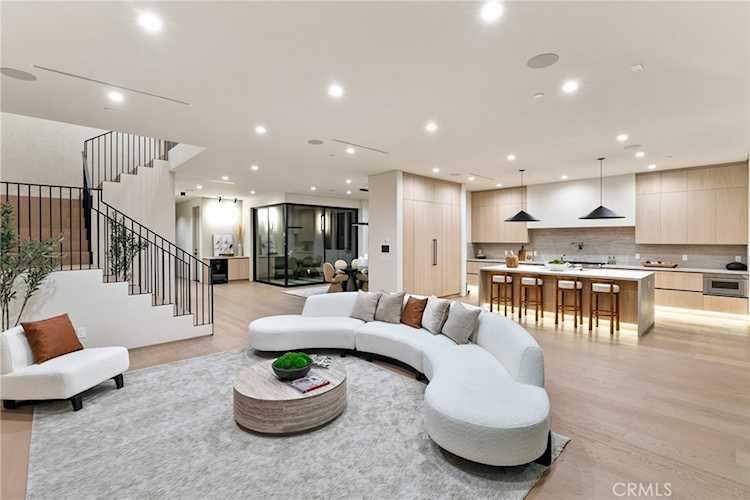 14738 Otsego St, Sherman Oaks, CA 91403