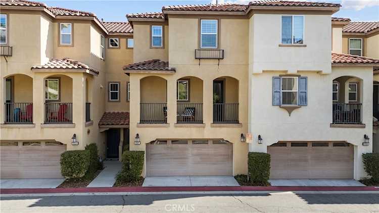 22157 Barrington, Saugus, CA 91350