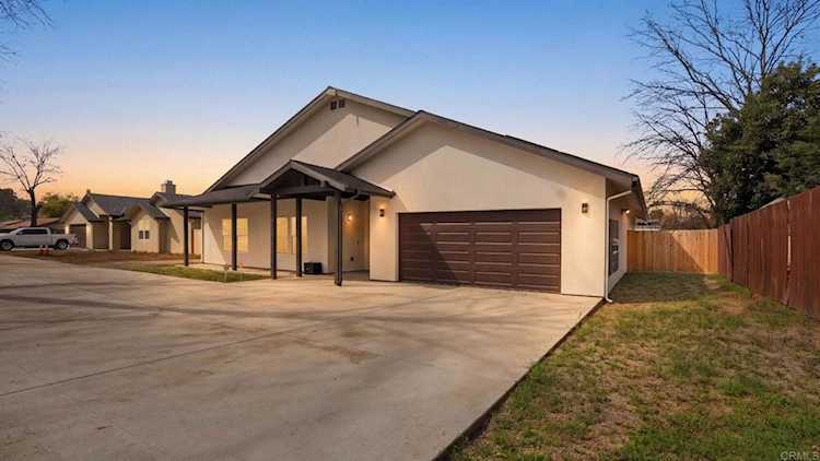 9391 Los Coches Rd, Lakeside, CA 92040