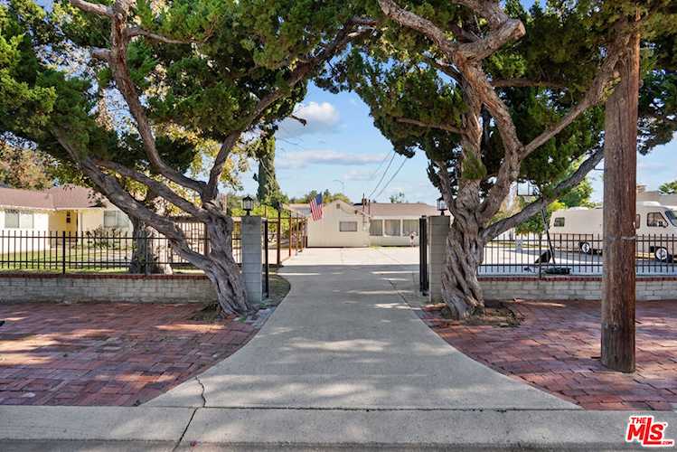 5708 Gentry Ave, Valley Village, CA 91607