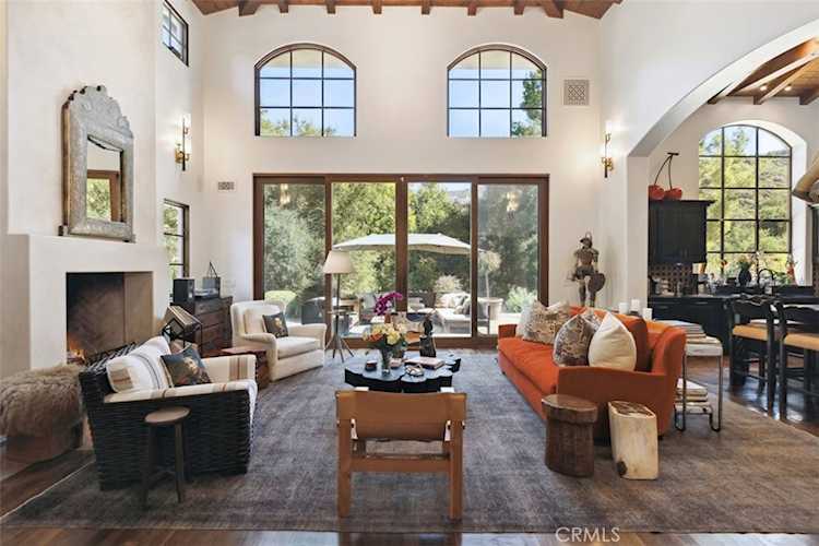 2040 Mckain St, Calabasas, CA 91302