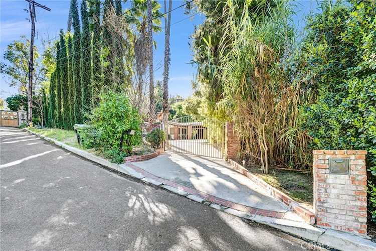 19130 Charles St, Tarzana, CA 91356