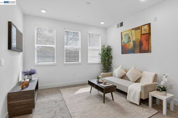 411 Rhythm Ln, Hayward, CA 94544