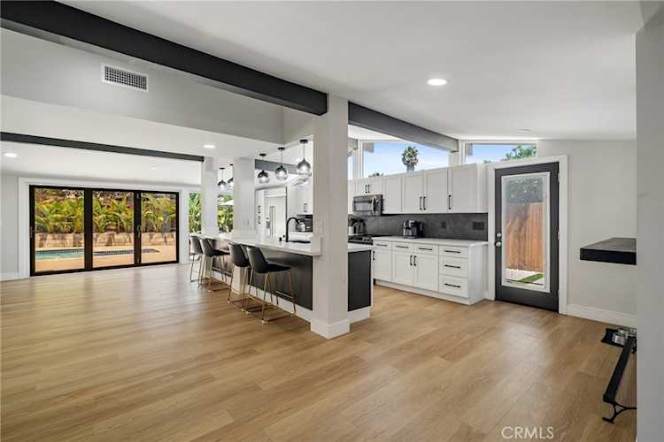 19945 Gresham St, Northridge, CA 91324