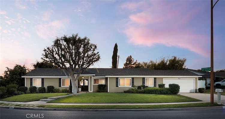 1032 Saint John Place, North Tustin, CA 92705