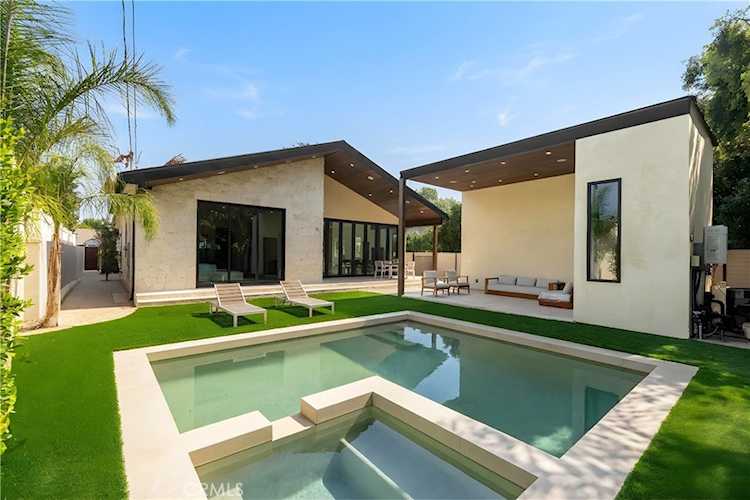 5525 Carpenter Ave, Valley Village, CA 91607