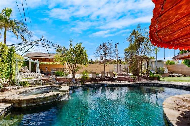 8318 Calmosa Ave, Whittier, CA 90602