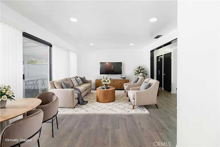 20309 Roscoe, Winnetka, CA 91306