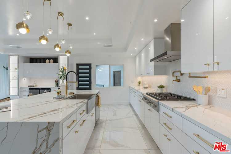 4854 Brewster Dr, Tarzana, CA 91356