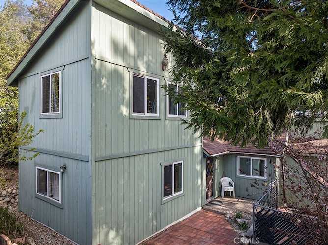 1051 Playground Dr, Crestline, CA 92325