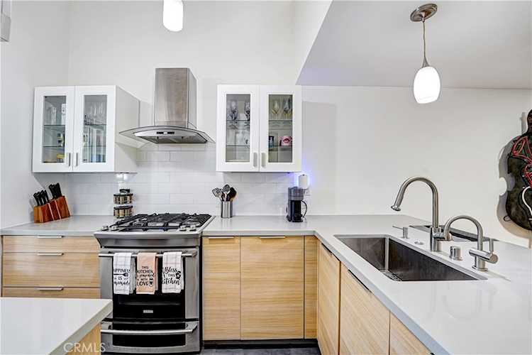 7050 Shoup Ave, Canoga Park, CA 91303