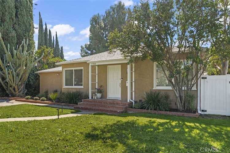 17008 Hartland St, Lake Balboa, CA 91406