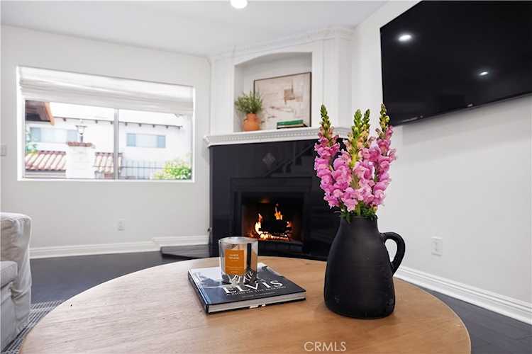 5275 Colodny Dr #4, Agoura Hills, CA 91301