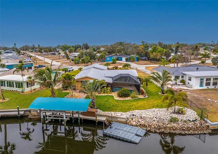 2186 Oyster Creek Dr
              Englewood,  FL 34224 photo 2